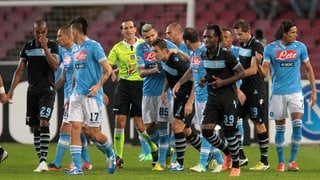 Fair Play beim Spiel SSC Neapel gegen Lazio Rom. Miroslav Klose gibt sein Handspiel vor dem Torschuß gegen Neapel zu. Später erhält der Sportler für seine Ehrlichkeit mehrere Auszeichnungen. (Foto: dpa Bildfunk, picture alliance / augenklick/firo Sportphoto | firo Sportphoto/aldo liverani) Fair Play beim Spiel SSC Neapel gegen Lazio Rom. Miroslav Klose gibt sein Handspiel vor dem Torschuß gegen Neapel zu. Später erhält der Sportler für seine Ehrlichkeit mehrere Auszeichnungen.
