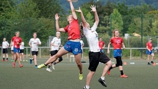 Sarah Ladd (Team GB) und Franziska Meyer (Deutschland) im Zweikampf um die Frisbeescheibe – der Sport wird auch bei internationalen Wettkämpfen ohne Schiedsrichter gespielt. Ultimate Frisbee gilt daher als Musterbeispiel für Fair Play im Sport. (Foto: dpa Bildfunk, picture alliance / foto2press | Oliver Zimmermann) Sarah Ladd (Team GB) und Franziska Meyer (Deutschland) im Zweikampf um die Frisbeescheibe – der Sport wird auch bei internationalen Wettkämpfen ohne Schiedsrichter gespielt. Ultimate Frisbee gilt daher als Musterbeispiel für Fair Play im Sport.
