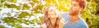 Ein Paar genießt draußen Zweisamkeit. Eine der fünf Sprachen der Liebe – welche Love Language sprichst du in der Beziehung?