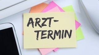 Notiz eines Arzttermins auf einem Zettel (Foto: IMAGO, Zoonar.com/MarkusxMainka) Notiz eines Arzttermins auf einem Zettel