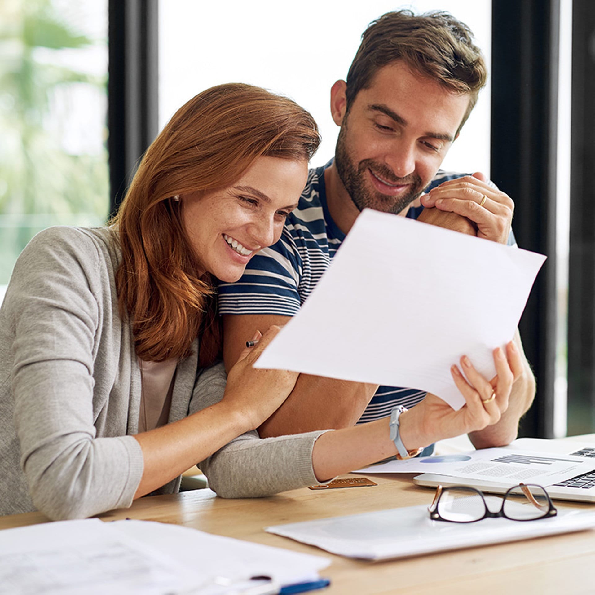 Frau und Mann sitzen am Tisch und machen ihre Steuererklärung. Steuerprogramm 2024: Das ist der Testsieger von Finanztest (Foto: Adobe Stock, K Seisa/peopleimages.com)