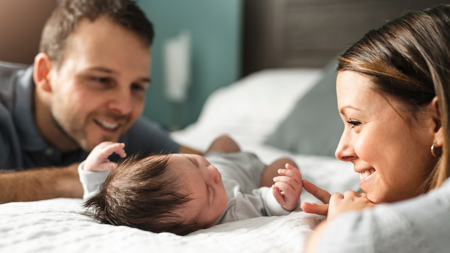 Ein junges Paar mit einem frisch geborenen Baby. Elterngeld, Elternzeit, Kindergeld oder Mutterschutz sind Dinge, über die sich das Paar allerdings auch von Anfang an Gedanken machen sollten. (Foto: Adobe Stock, Adobe Stock | pololia)