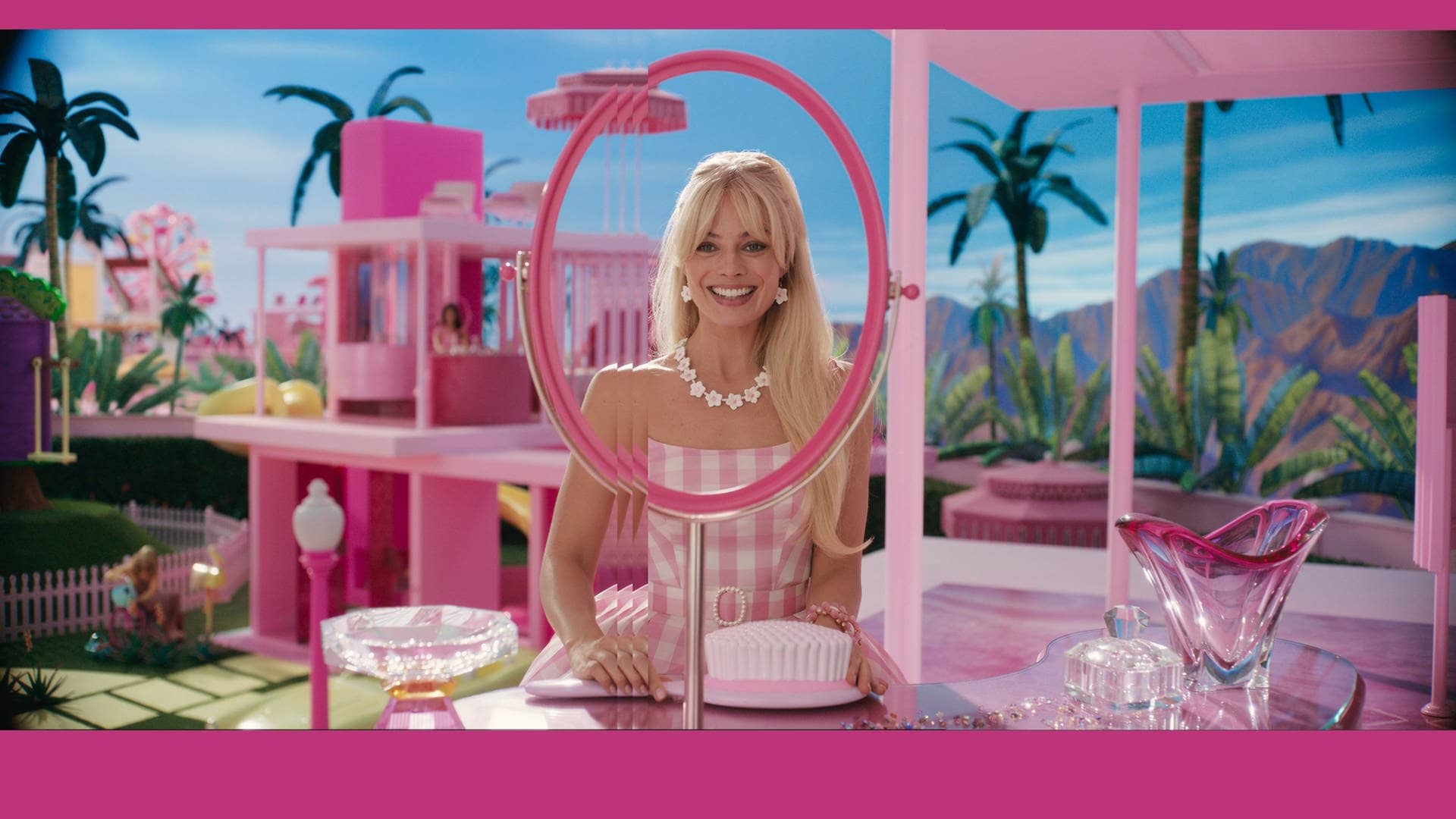 Im neuen Barbie-Film ist Barbie umgeben von Pink! Hier gibts die Kritik zum neuen Kinofilm.
