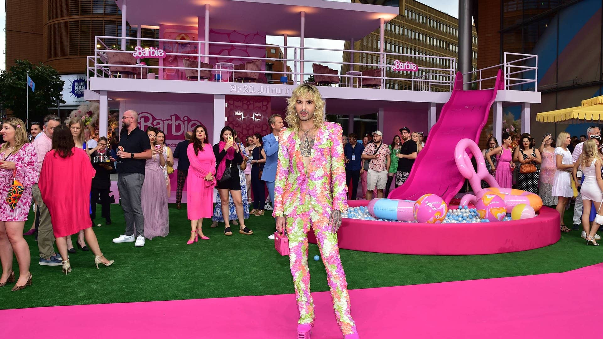 Sänger Bill Kaulitz setzt bei der Premiere vom neuen Barbie-Film auf einen farbenfrohen Anzug und pinke Plateauschuhen. Hier gibts die Kritik zum Kinofilm.