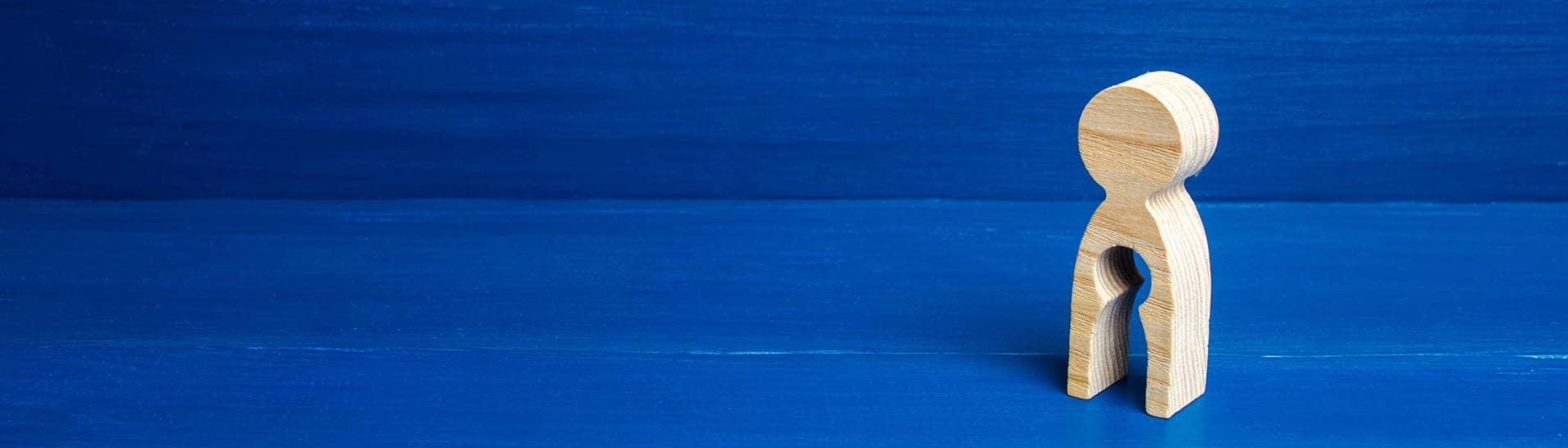 Figur mit ausgestanzter Form eines Kindes vor blauem Hintergrund (Foto: IMAGO, IMAGO / YAY Images)