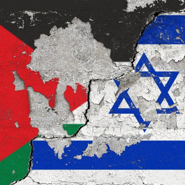Ein Symbolfoto zum Nahostkonflikt über den wir im Interview mit einem jungen Journalist aus Israel gesprochen haben. Das Bild zeigt Die Flaggen von Palästina und Israel auf einer Wand mit aufgeplatzter Farbe und einem schraegen, dicken Riss.