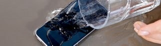 Ein Glas Wasser wird über ein Handy geschüttet.