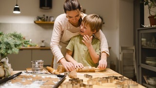 Warum der November ein toller Monat ist – Grund 2: Plätzchenbacken. Eine Frau und ihr Sohn backen auf diesem Symbolbild Weihnachtsgebäck. (Foto: IMAGO, IMAGO / Westend61) Warum der November ein toller Monat ist – Grund 2: Plätzchenbacken. Eine Frau und ihr Sohn backen auf diesem Symbolbild Weihnachtsgebäck.
