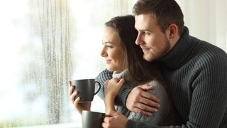 Warum der November ein toller Monat ist – Grund 5: Der November ist ein richtig guter Kuschelmonat! (Foto: IMAGO, IMAGO / Panthermedia) Warum der November ein toller Monat ist – Grund 5: Der November ist ein richtig guter Kuschelmonat!