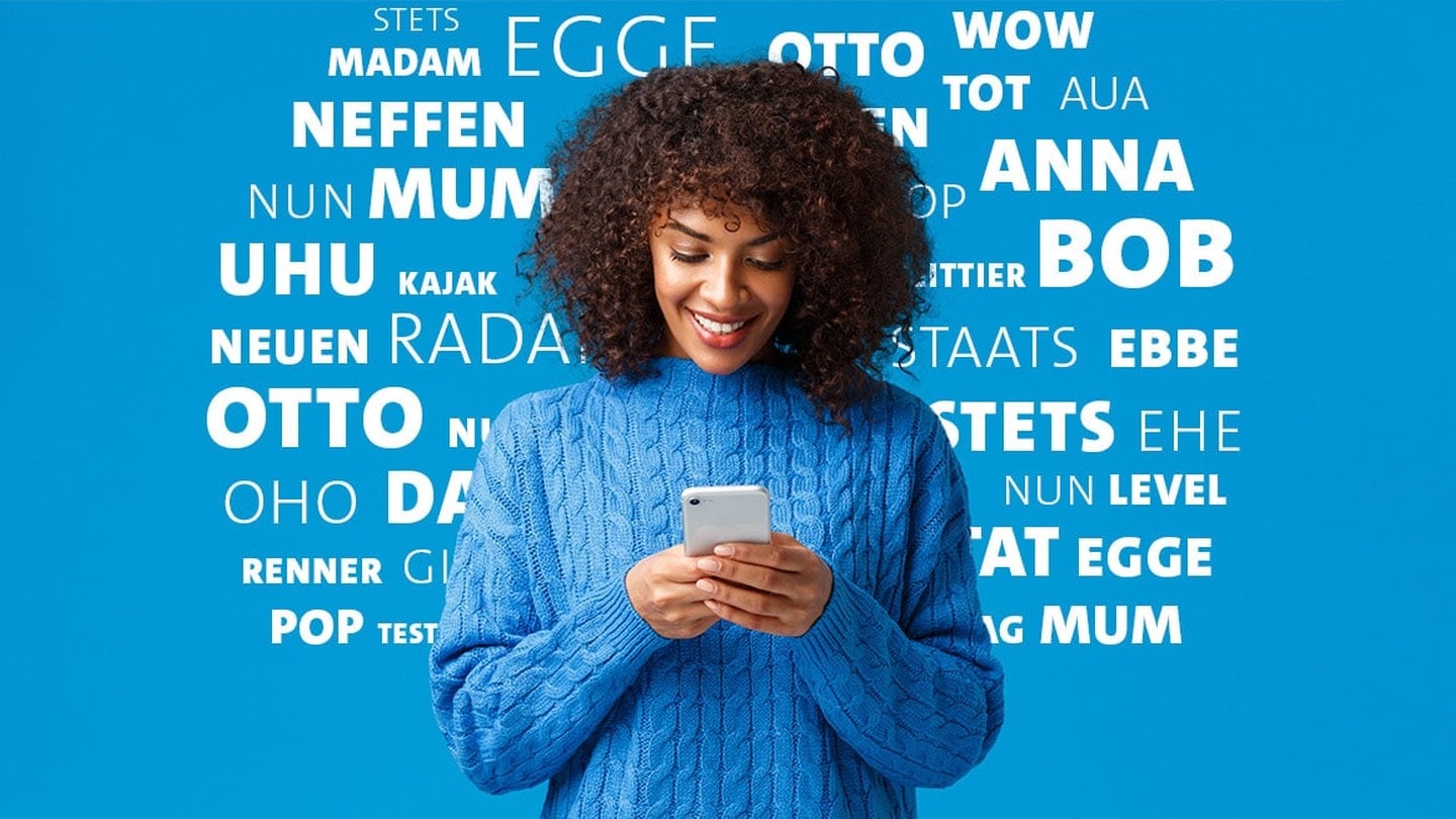 Junge Frau in blauem Pullover schaut auf ihr Smartphone. Hinter ihrem Rücken bildet sich ein Kreis aus Wörtern, die rückwärts und vorwärts gelesen gleich sind – Palindrome. (Foto: Adobe Stock, Junge Frau in blauem Pullover schaut auf ihr Smartphone. Hinter ihrem Rücken bildet sich ein Kreis aus Wörtern, die rückwärts und vorwärts gelesen gleich sind – Palindrome.)