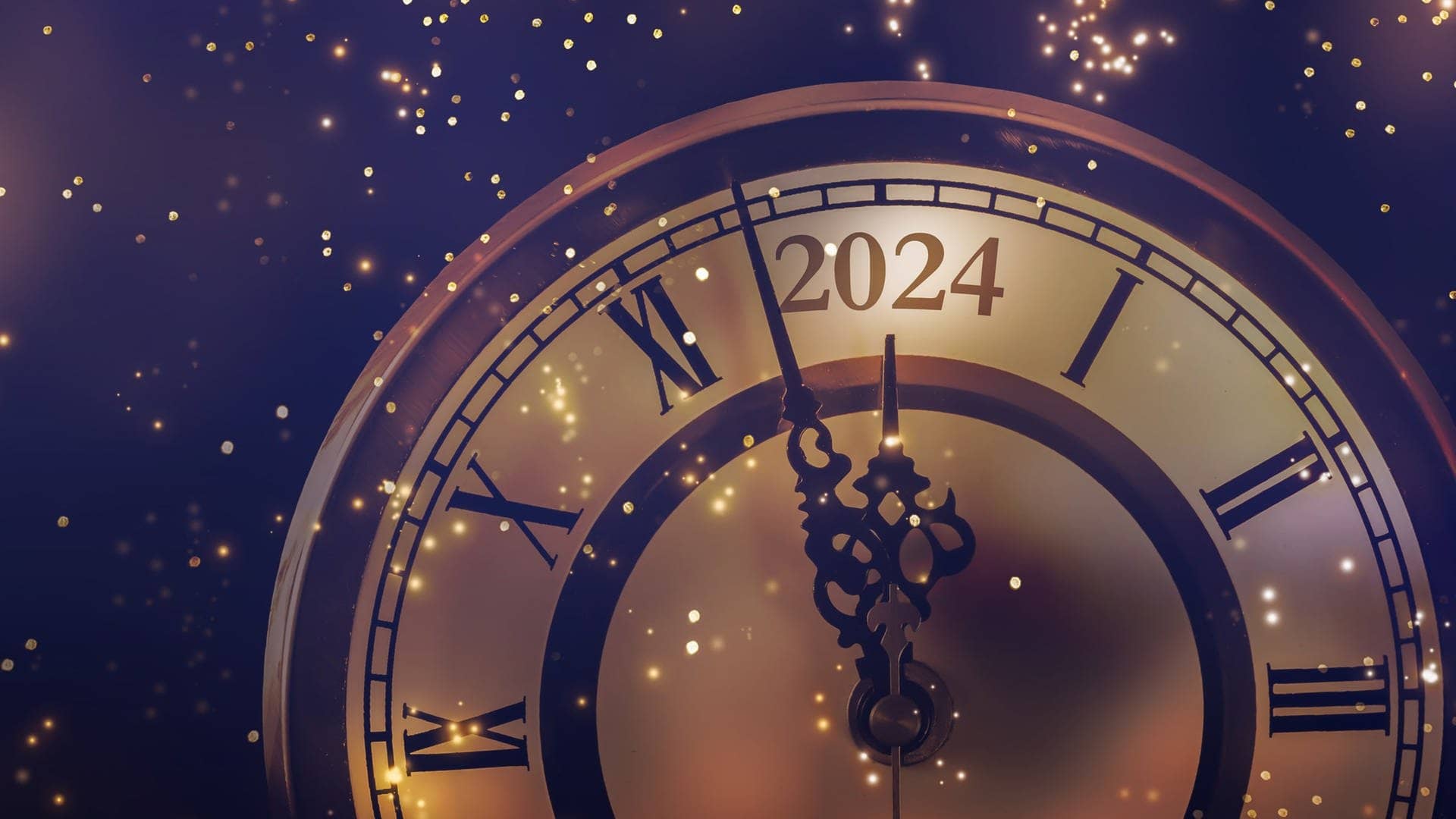Eine Uhr zeigt zu Silvester kurz vor Mitternacht vor dem Jahr 2024 – mit den perfekten Songs startet es sich noch besser ins neue Jahr! (Foto: adobe photo stock/winyu)