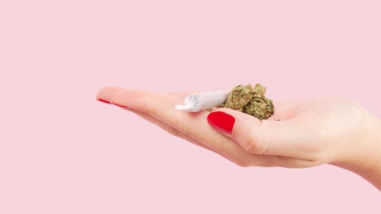 Cannabis und ein Joint auf einer weiblichen Hand. Welche Folgen hat Rauchen, Cannabis- & Alkoholkonsum bei Jugendlichen?