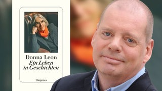 Klaus Sturm neben dem Cover des Buches "Ein Leben in Geschichten" (Foto: Cover: Diogenes Verlag | Foto Redakteur: SWR3) Klaus Sturm neben dem Cover des Buches "Ein Leben in Geschichten"