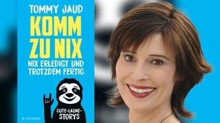 Kristian Hortenbach neben dem Cover des Buches Komm zu nix von Tommy Jaud (Foto: Cover: S. Fischer Verlag | Foto Redaktuer: SWR3) Kristian Hortenbach neben dem Cover des Buches Komm zu nix von Tommy Jaud