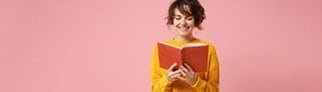 Eine junge Frau hält ein Buch in der Hand, da beim SWR3 Lesetag Buchtipps für 2023 vorgestellt werden.