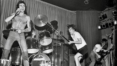 ACDC bei ihrer ersten UK Tour in den 70er Jahren (Foto: Hannibal Verlag)