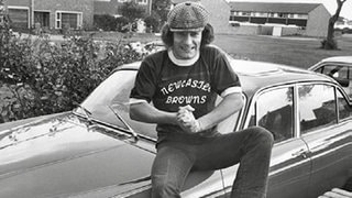 Brian von ACDC lehnt gegen ein Auto in der Heimat in England  (Foto: Hannibal Verlag)