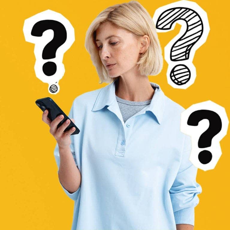 Whatsapp Anruf von fremden Nummern aus dem Ausland: Frau schaut aufs Smartphone (Foto: Adobe Stock, ImageFlow)