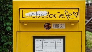 Briefkasten der Deutschen Post mit Graffiti Liebesbriefe (Foto: picture-alliance / Reportdienste, imageBROKER | Michael Nitzschke) Briefkasten der Deutschen Post mit Graffiti Liebesbriefe