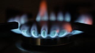 Flammen sind an einem Gasherd zu sehen. 