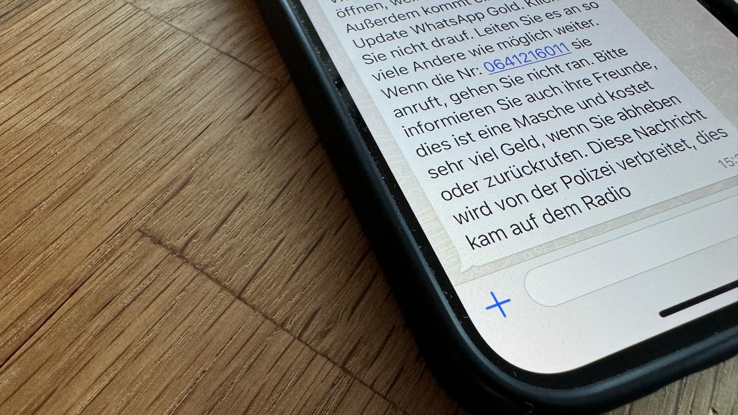 Smartphone mit dem Martinelli-Virus-Kettenbrief. Nur ein Fake oder ist wirklich was dran? Spoiler: nein! (Foto: SWR3)