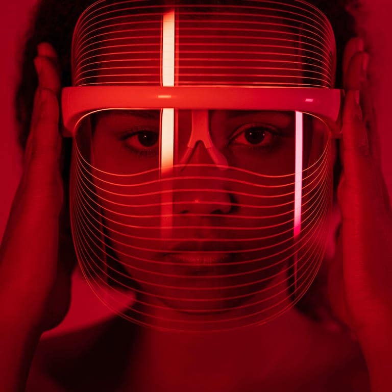 Eine LED-Maske, die durch rotes Licht kosmetische oder medizinische Effekte erzielen soll