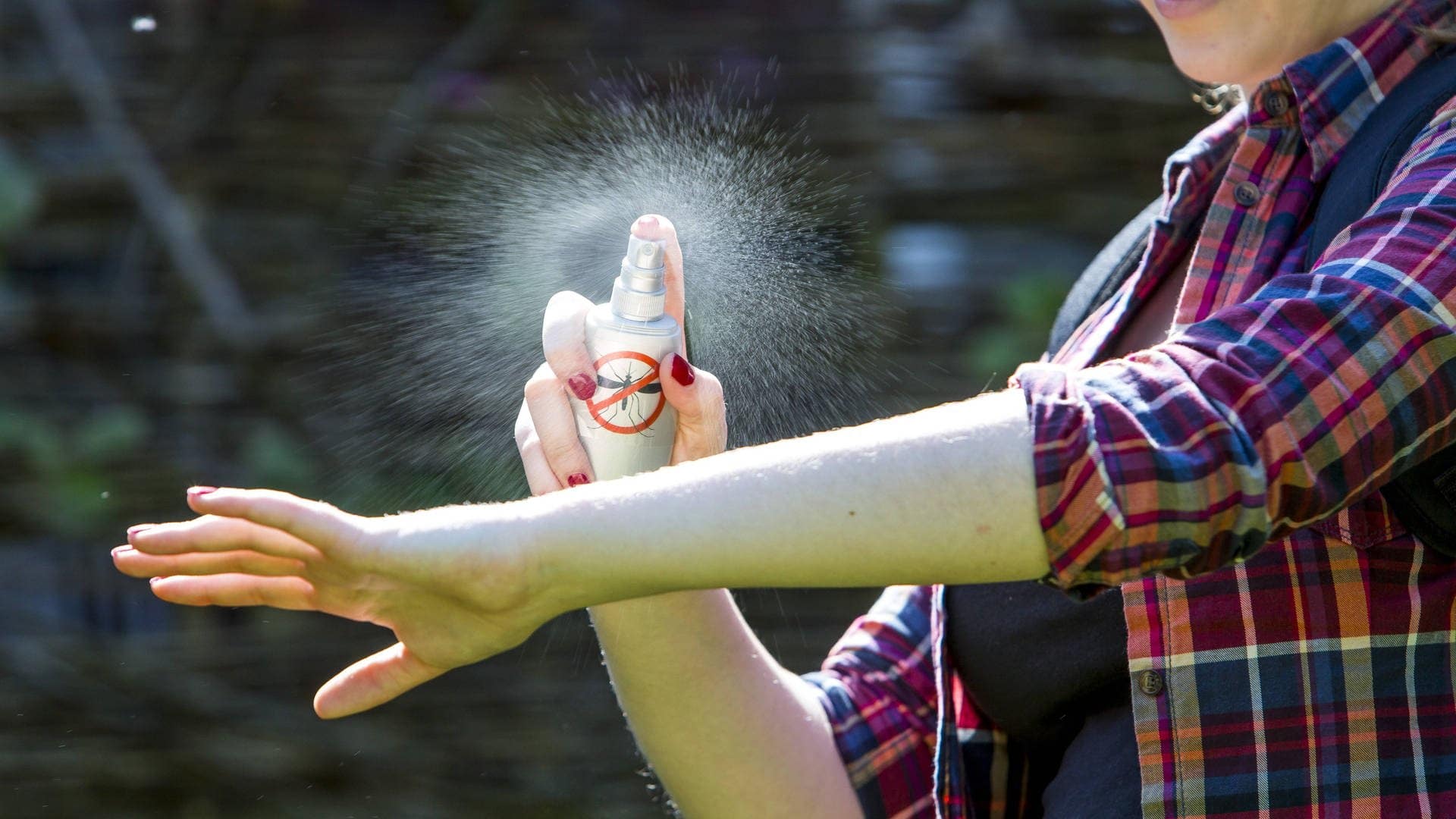 Vor Mückenstichen schützt sich eine junge Frau mit Insektenschutz-Mittel (Foto: IMAGO, IMAGO / Jochen Tack)
