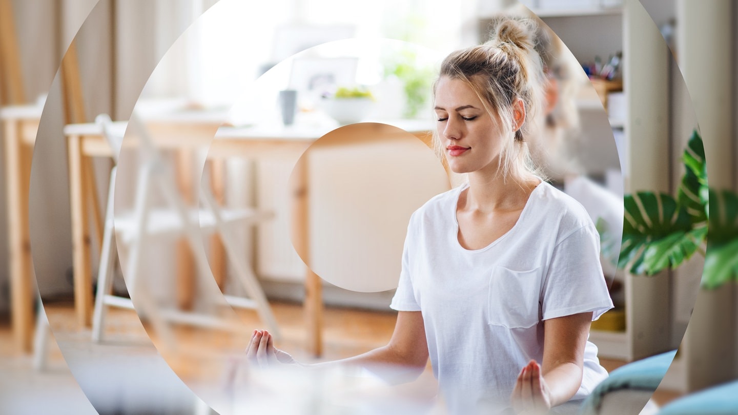 Junge Frau entspannt (Foto: Adobe Stock/Halfpoint )