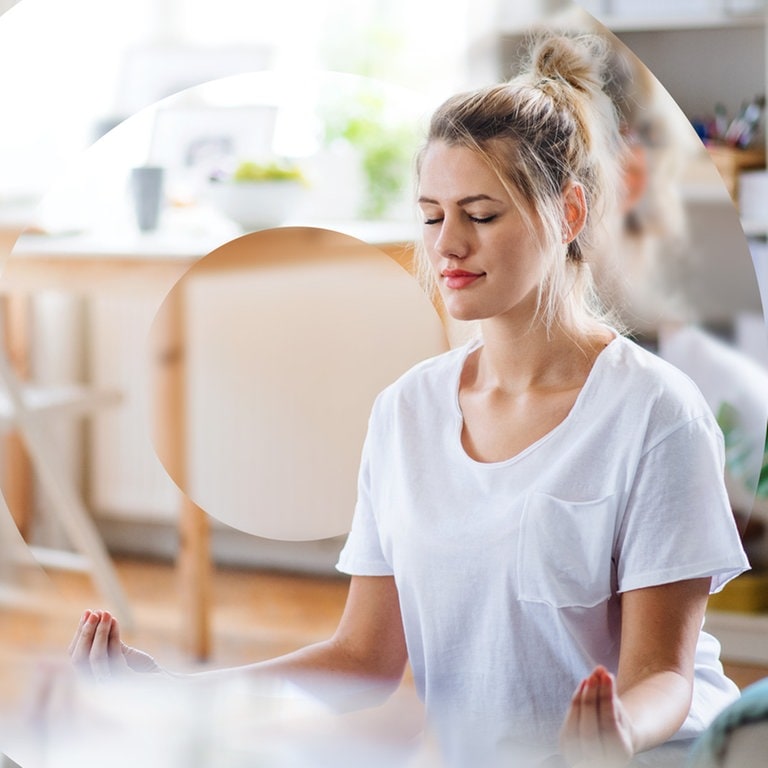 Junge Frau entspannt (Foto: Adobe Stock/Halfpoint )