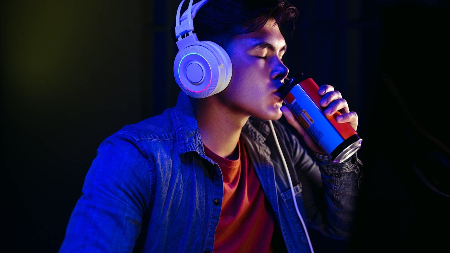 Ein Jugendlicher trinkt einen Energy Drink um sich beim Gaming wachzuhalten. (Foto: Adobe Stock, Jacob Lund)