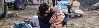 Flüchtlinge aus der Ukraine machen Anfang März 2022 Pause an der polnisch-ukrainischen Grenze (Archivbild)