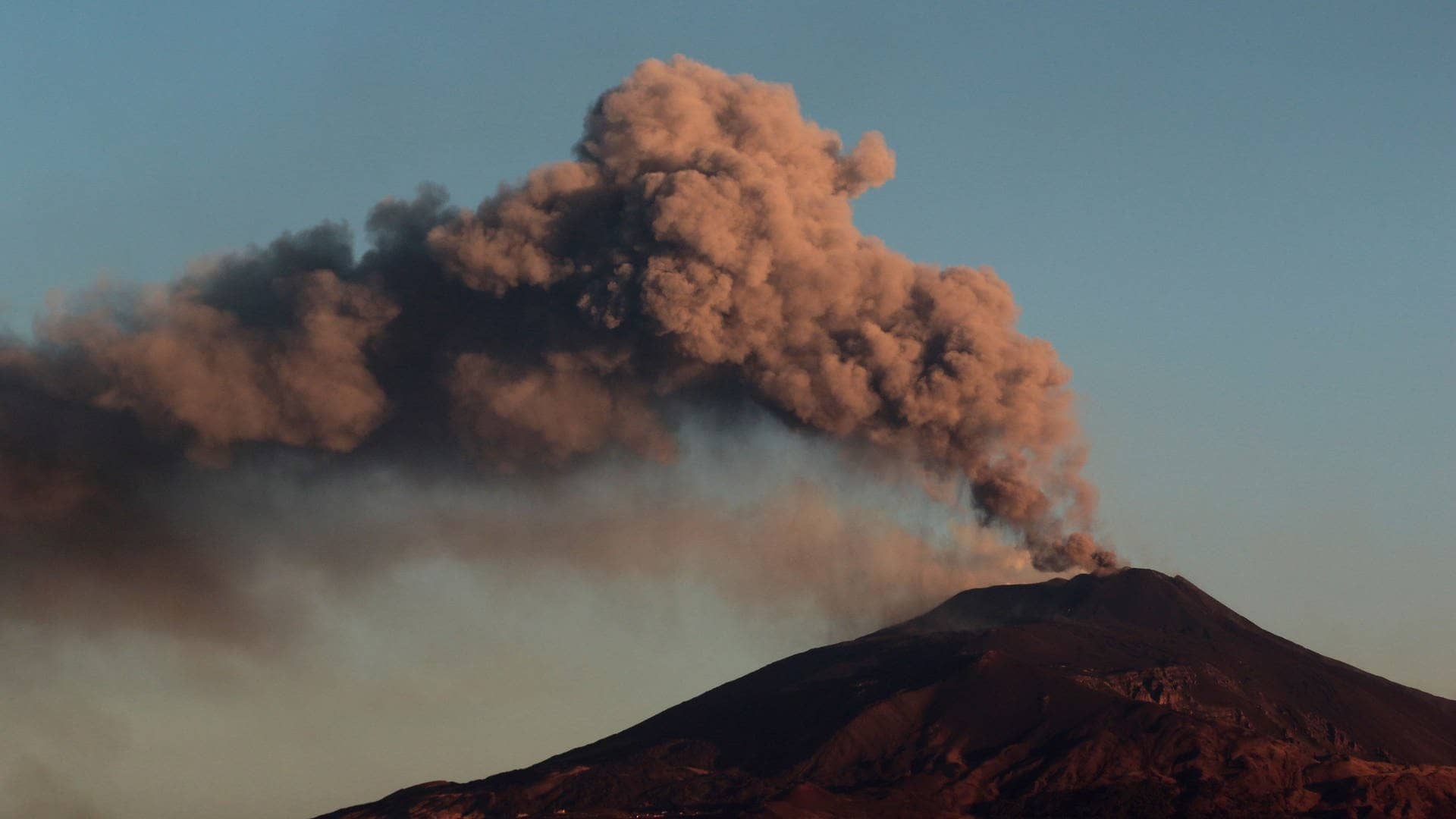 Vulkan Ätna zeigt Rauchwolken in Italien (Foto: dpa Bildfunk, picture alliance/dpa/XinHua | ---)