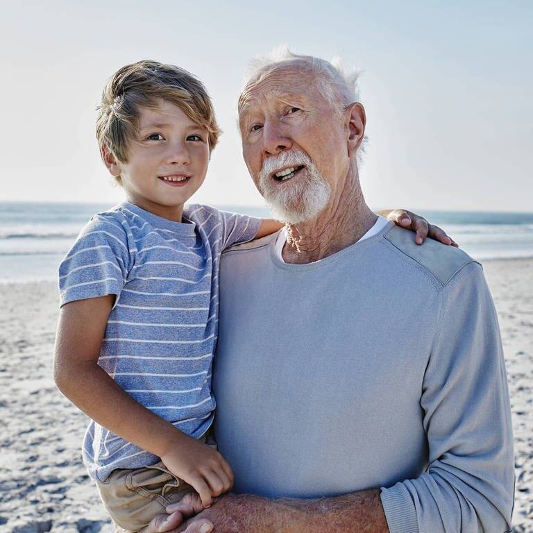 Opa und Enkel: Wer Familie hat, sollte an Vorsorge denken