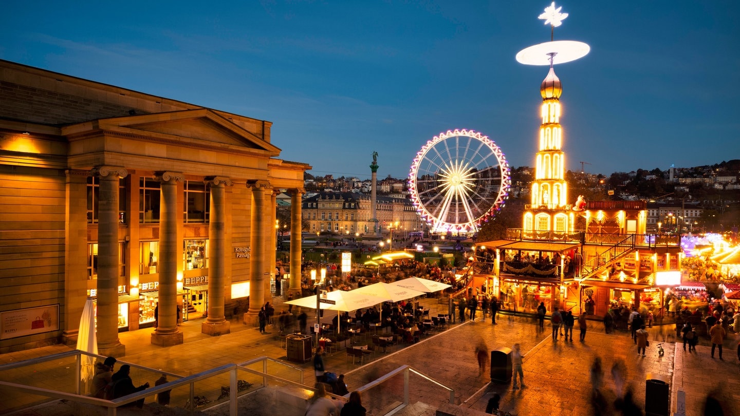 Ein beleuchtetes Riesenrad und viele Stände stehen auf dem Stuttgarter Weihnachtsmarkt (Foto: dpa Bildfunk, Picture Alliance)