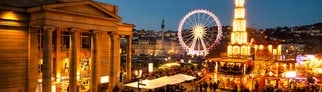 Ein beleuchtetes Riesenrad und viele Stände stehen auf dem Stuttgarter Weihnachtsmarkt