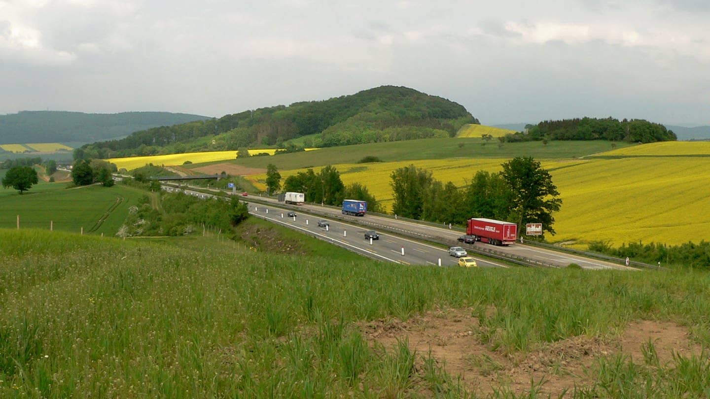 Bierberg aus Süden mit der Bundesautobahn 7 gesehen
