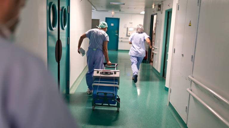 Ärzte rennen mit einer Organspende durch ein Krankenhaus in Frankreich. (Foto: picture-alliance / Reportdienste, picture alliance/KEYSTONE | GAETAN BALLY)