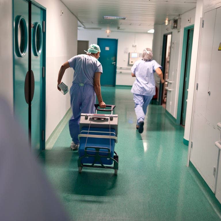 Ärzte rennen mit einer Organspende durch ein Krankenhaus in Frankreich.