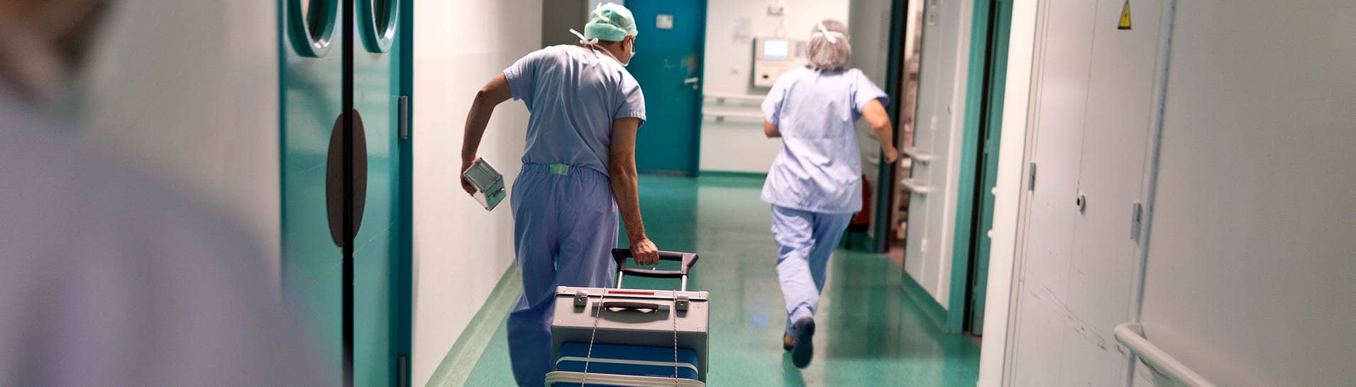 Ärzte rennen mit einer Organspende durch ein Krankenhaus in Frankreich.