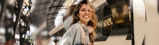 Frau steigt in einen Zug ein. Vermutlich fährt sie mit dem 49-Euro-Ticket durch SWR3Land.