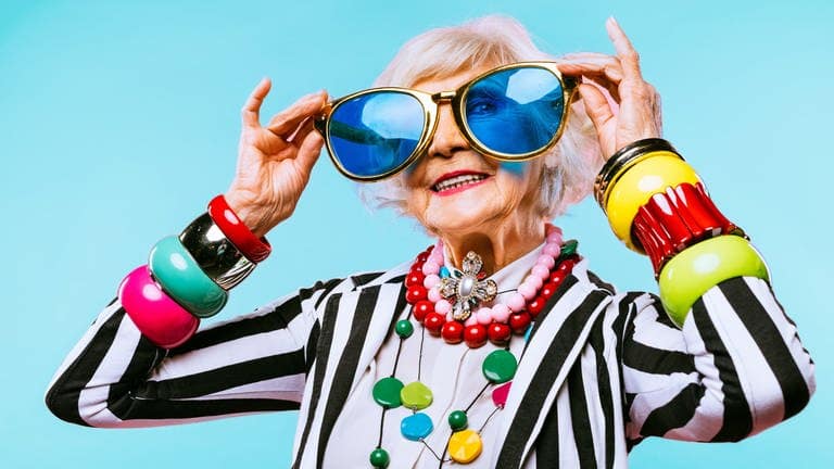 Coole, stylishe Oma mit übergroßer Brille, Symbolbild für Weisheiten unserer Großeltern.