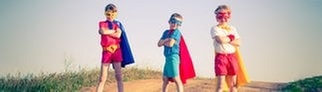 Kinder machen verkleidet Bilder für Instagram und brauchen dafür die Zustimmung der Eltern.