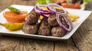 Kroatische Cevapcici angerichtet auf einem Teller (Foto: picture-alliance / Reportdienste, picture alliance / Zoonar | Bernd Juergens) Kroatische Cevapcici angerichtet auf einem Teller
