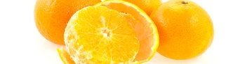 Mandarinen, geschält und ungeschält. Symbolbild für den Unterschied zwischen Mandarine und Clementine.