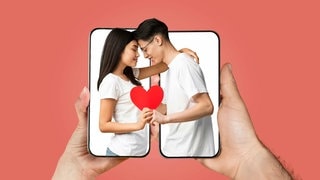 Ein Paar, das sich über zwei Smartphones hinweg mit Herz in der Hand umarmt. Symbolbild für lustige und kitschige Whatsapp-Sprüche und Grüße im Generator zum Valentinstag. (Foto: Adobe Stock, Prostock-studio) Ein Paar, das sich über zwei Smartphones hinweg mit Herz in der Hand umarmt. Symbolbild für lustige und kitschige Whatsapp-Sprüche und Grüße im Generator zum Valentinstag.
