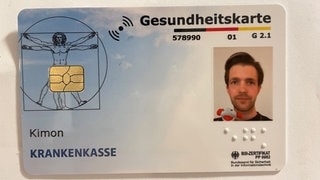 SWR3 Reporter Kimon Schanze mit dem SWR3 Elch auf der Karte der Krankenkasse (Foto: SWR3, Kimon Schanze) SWR3 Reporter Kimon Schanze mit dem SWR3 Elch auf der Karte der Krankenkasse