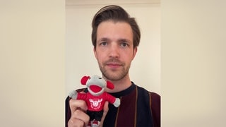 Selfie SWR3 Reporter Kimon Schanze mit dem SWR3 Elch | Dieses Bild reicht Kimon bei seiner Krankenkasse für die neue Karte ein (Foto: SWR3, Kimon Schanze) Selfie SWR3 Reporter Kimon Schanze mit dem SWR3 Elch | Dieses Bild reicht Kimon bei seiner Krankenkasse für die neue Karte ein