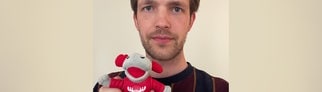 Selfie SWR3 Reporter Kimon Schanze mit dem SWR3 Elch | Dieses Bild reicht Kimon bei seiner Krankenkasse für die neue Karte ein