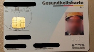 Bild einer Krankenkassenkarte. Der Inhaber trägt auf seinem Ausweisbild ein Nudelsieb auf dem Kopf. (Foto: SWR, Foto: privat) Bild einer Krankenkassenkarte. Der Inhaber trägt auf seinem Ausweisbild ein Nudelsieb auf dem Kopf.