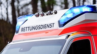Martinshorn und Blaulicht eines Rettungswagen. Dieser war vor Ort und das Baby wurde mithilfe von Notärzten auf die Welt gebracht. (Foto: dpa Bildfunk, Eibner-Pressefoto/Marcel von Fehrn) Martinshorn und Blaulicht eines Rettungswagen. Dieser war vor Ort und das Baby wurde mithilfe von Notärzten auf die Welt gebracht.